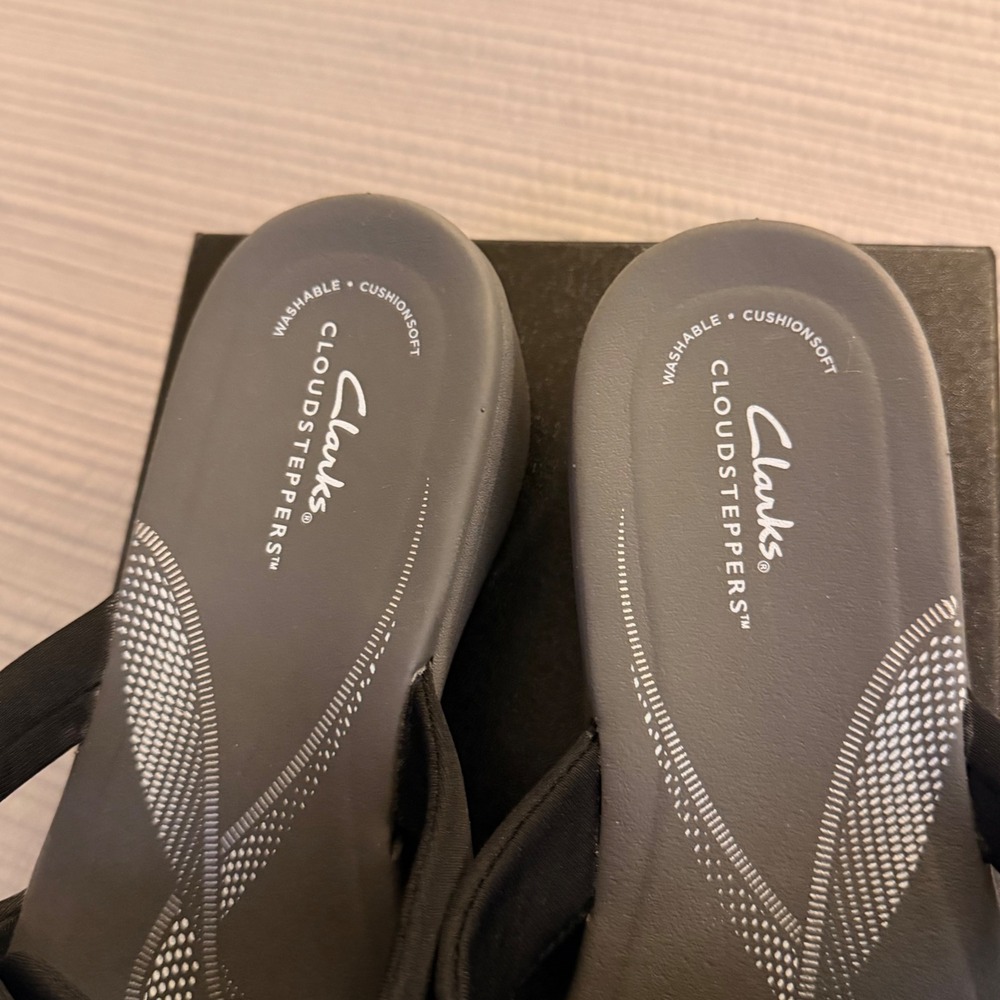 NEW Clarks Women's Cloudsteppers Arla Glison Black Wedge Thong Sandals Size 11W - Picture 2 of 8